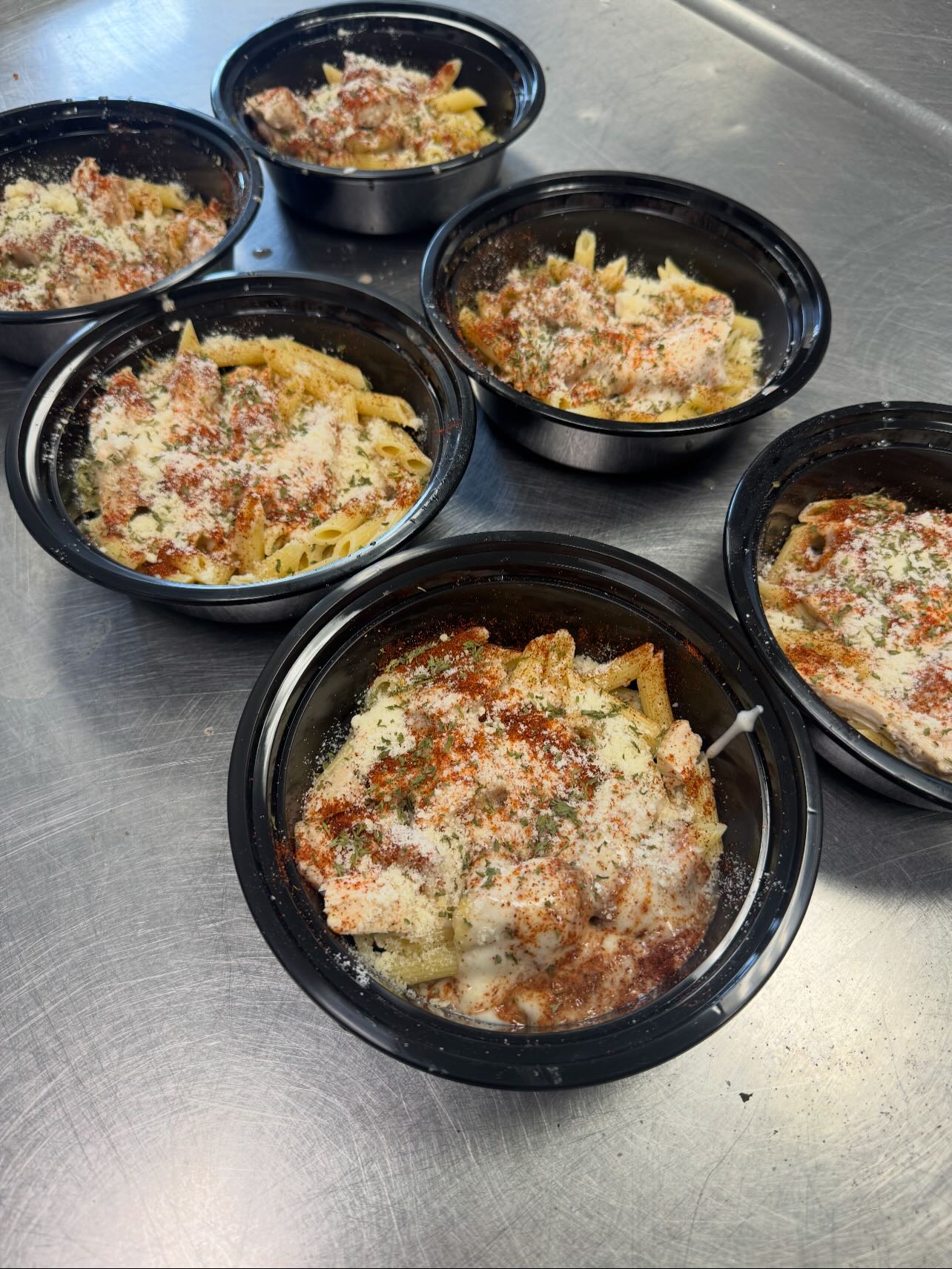 Parmesan marinara pasta meal prep containers
